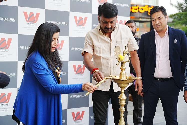 Simi Gupta, Curator, Srikanth Gowda, Corporator BBMP, Tariq Chinoy Director Virtuous Retaily DSC02189