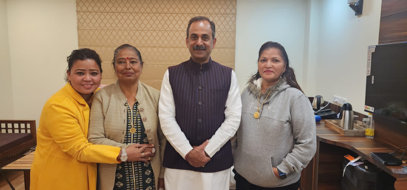Acharya Manish with Bharti Singh with family