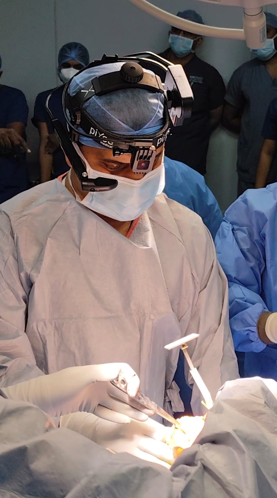 Dr. Vijayamohan, Lead Consultant Orthopaedic Surgeon at Aster Medcity perfoming South India’s first Total Knee Replacement (TKR) using Augmented Reality (AR) technology